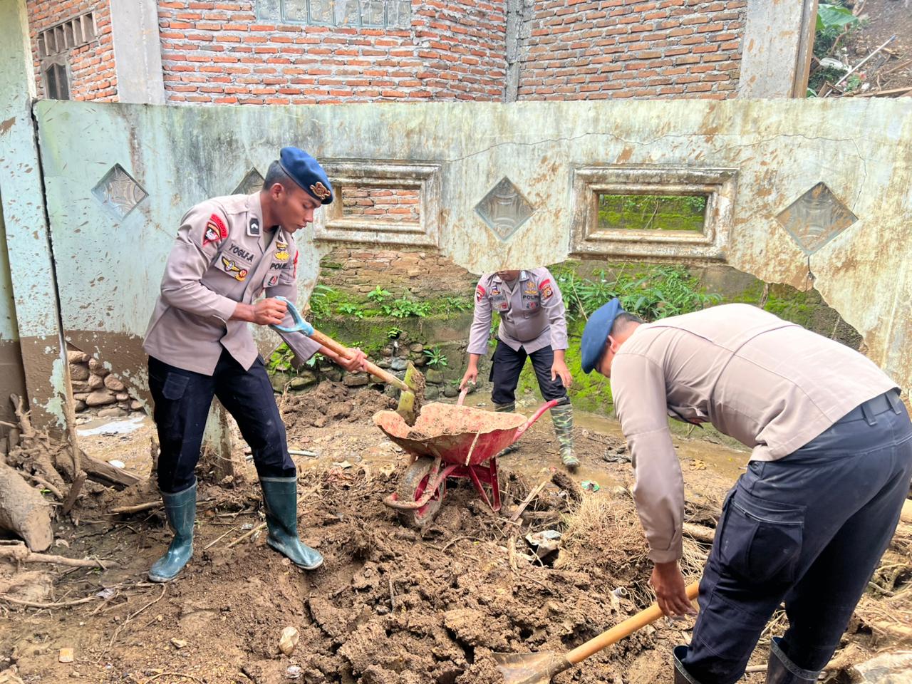 Polres Aceh Tengah dan Brimob Percepat Pemulihan Fasilitas dan Air Bersih